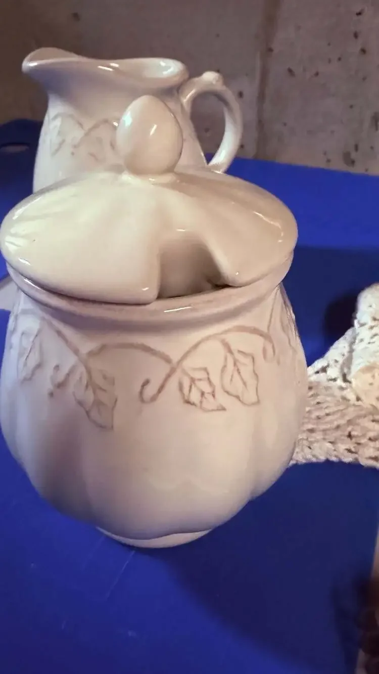 VINTAGE Longaberger Pottery Creamer & Sugar Bowl w/Lid Leaf Vine Ivory Set